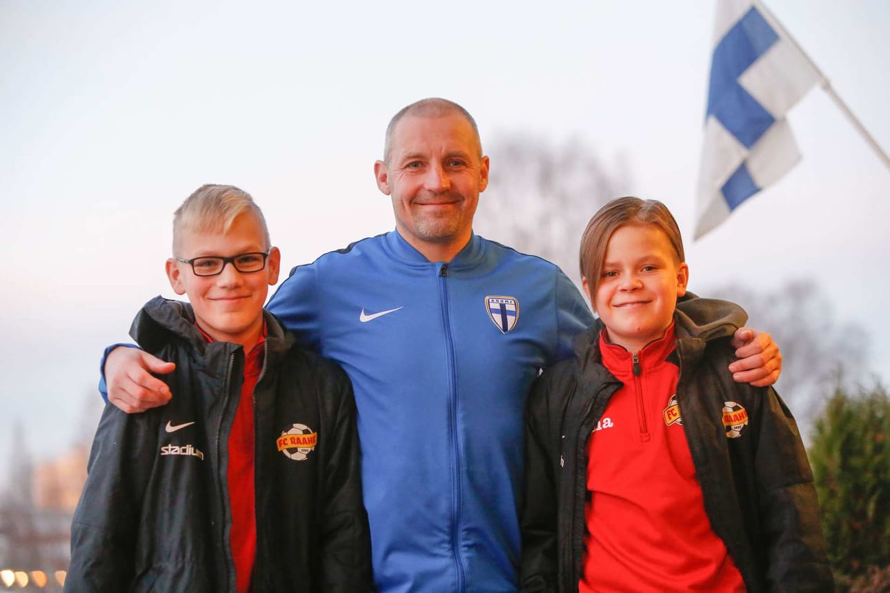 Valmennuskeskuspäällikkö Mika Nurmela esitteli pelaajakehitystoimintaa, jossa ovat mukana muun muassa FC Raahessa pelaavat Viljami Pyy ja Eetu Olsen.