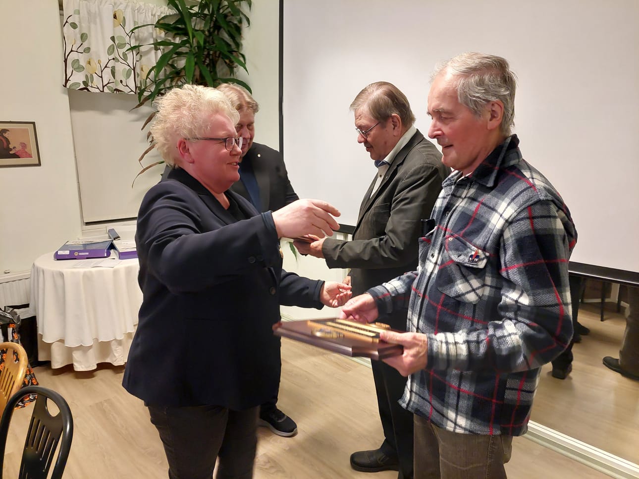 Melvinit Penteille ojensivat kauden 2025-2026 O-piirin kuvernööri Risto Kärkkäinen ja klubin nykyinen sihteeri Virve Hämäläinen.