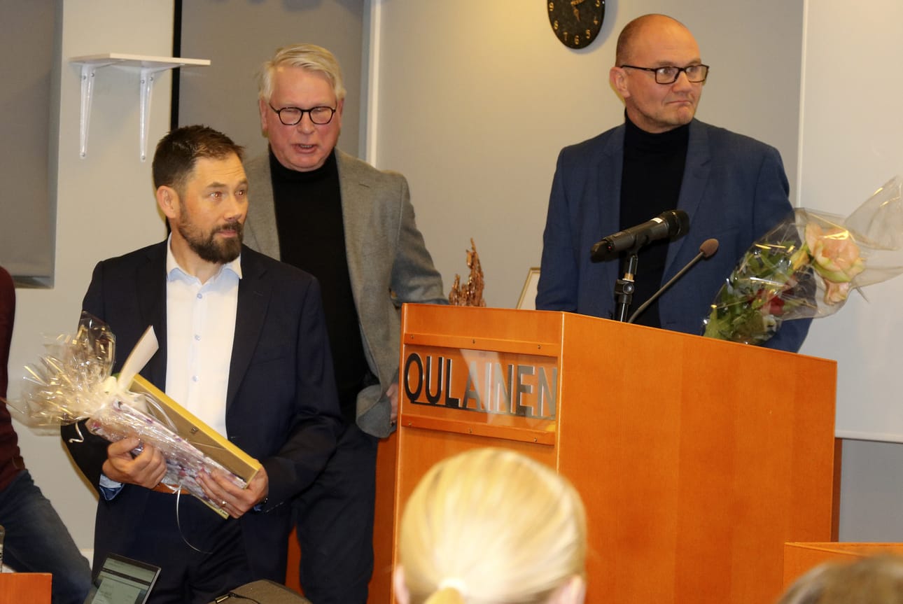 Marko Niskanen, Seppo Heikkilä ja Jukka Haapalainen Leden Groupista ottivat vastaan Oulaisten kaupungin myöntämän Avaintekopalkinnon.