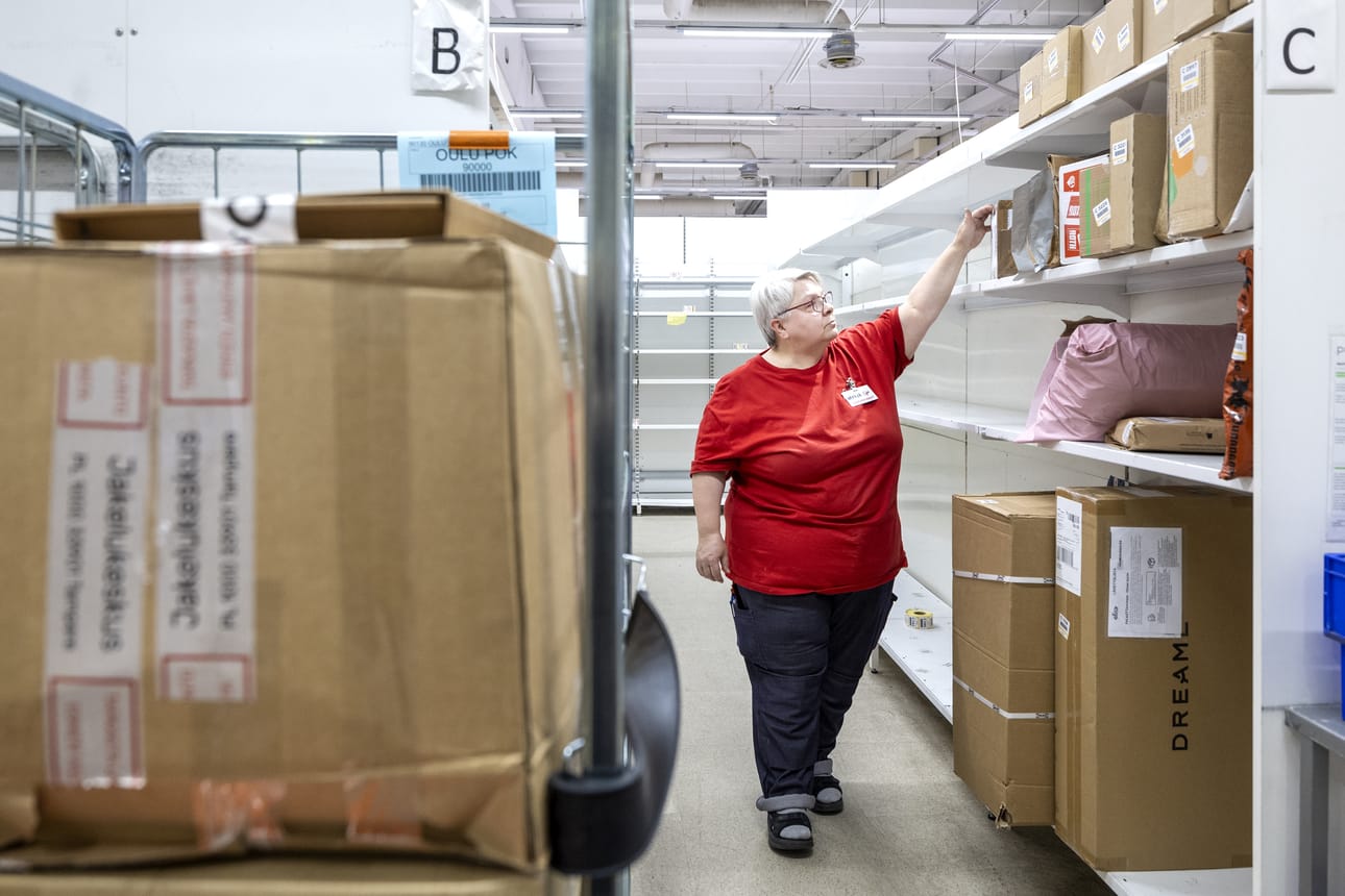 Tyhjät hyllyt Raksilan K-Citymarketin Postissa kertovat joulusesongin kiireisimmän ajan laantumisesta. Eija Tikka arvelee seuraavan pakettirumban olevan edessä jo tulevalla viikolla.