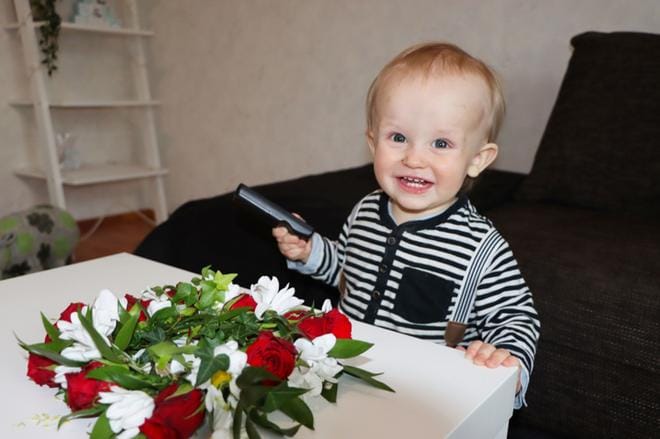 Haastattelun päätteeksi osat vaihtuvat, ja Niclas Tampsi saa nauhurin käteensä. Yksivuotias Sopeva Muksu pitelee nauhuria kuin kokenut toimittaja. KUVAT: HENNA NEVALA