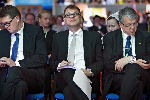 Matti Vanhanen (vas.) ja Juha Rehula (oik.) ovat keskustan varajäseniä eduskunnan sosiaali- ja terveysvaliokunnassa. Kuvassa kaksikko on pääministeri Juha Sipilän seurassa kesän 2016 puoluekokouksessa. KUVA: TOMI KOSONEN