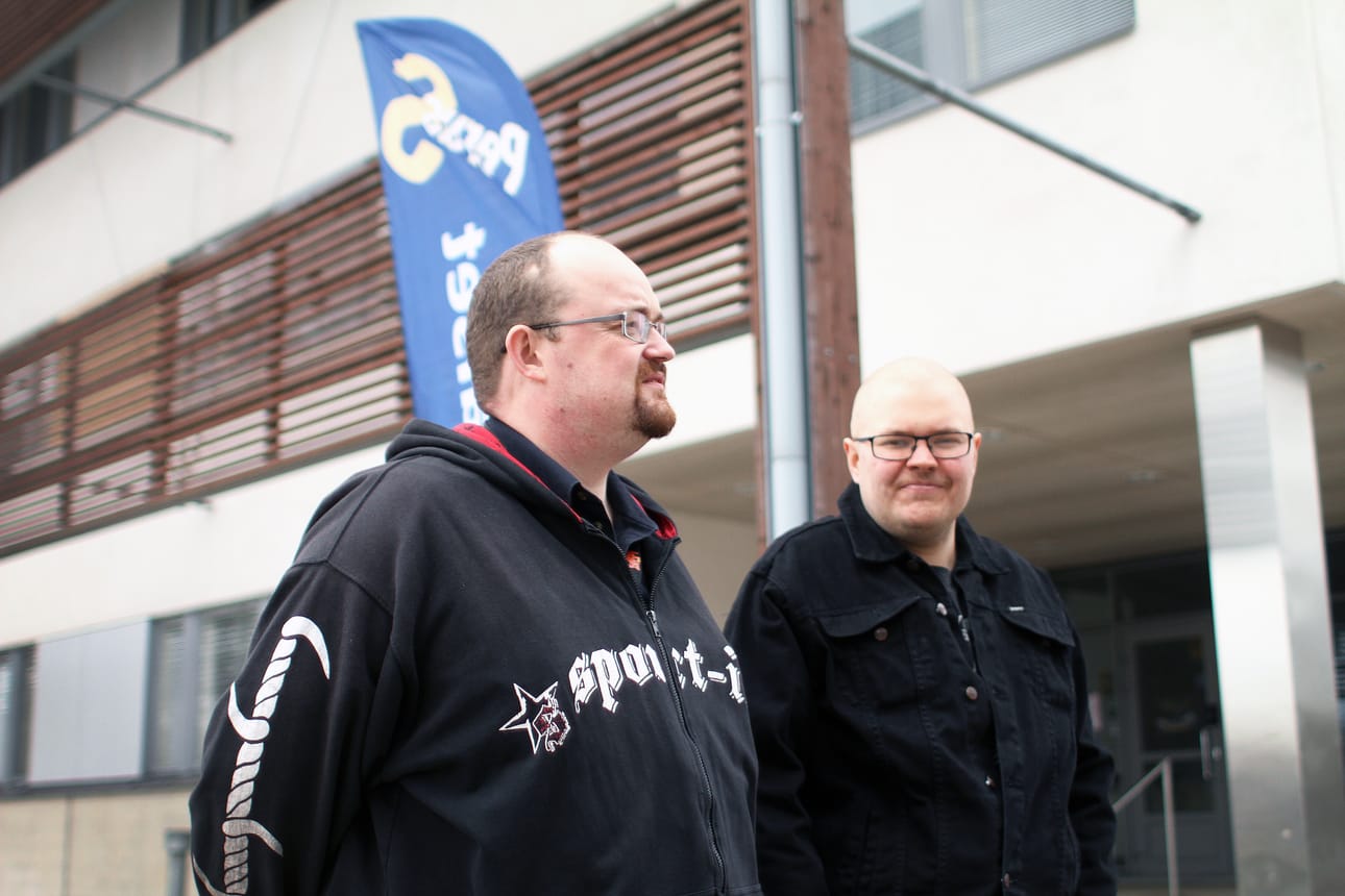 Perussuomalaisten Pohjois-Pohjanmaan piirin kevätkokouksessa Limingassa tavattiin tuttuja. Kuvassa Jussi Honkanen Tyrnävän Perussuomalaisista (oikealla) ja Marko Pernu Liminka-Lumijoen Perussuomalaisista.