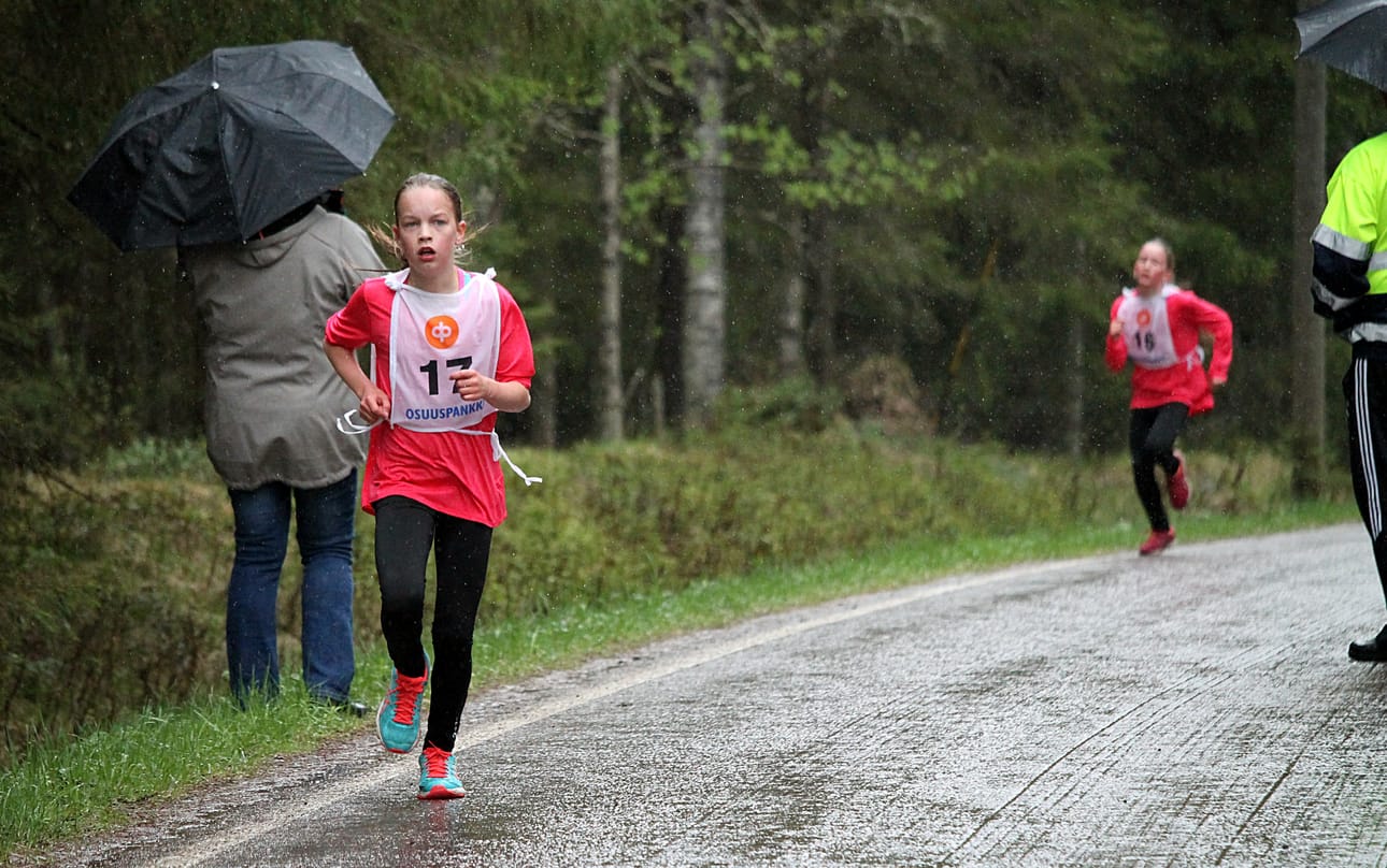 Maalia kohti juoksevat nuorten sarjojen nopeimmat, eli Kestilän Kisa-Veikkojen Sara Tuomaala ja Milla Tuomaala. Kuva Keijo Makkonen