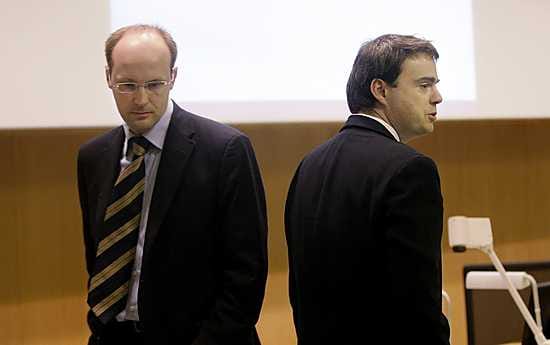 Danske Bankin henkilöstöjohtaja Lars Mörk ja IT-johtaja Peter Schleidt (oik.) Sampo Pankin ja Danske Bankin tiedotustilaisuudessa torstaina.