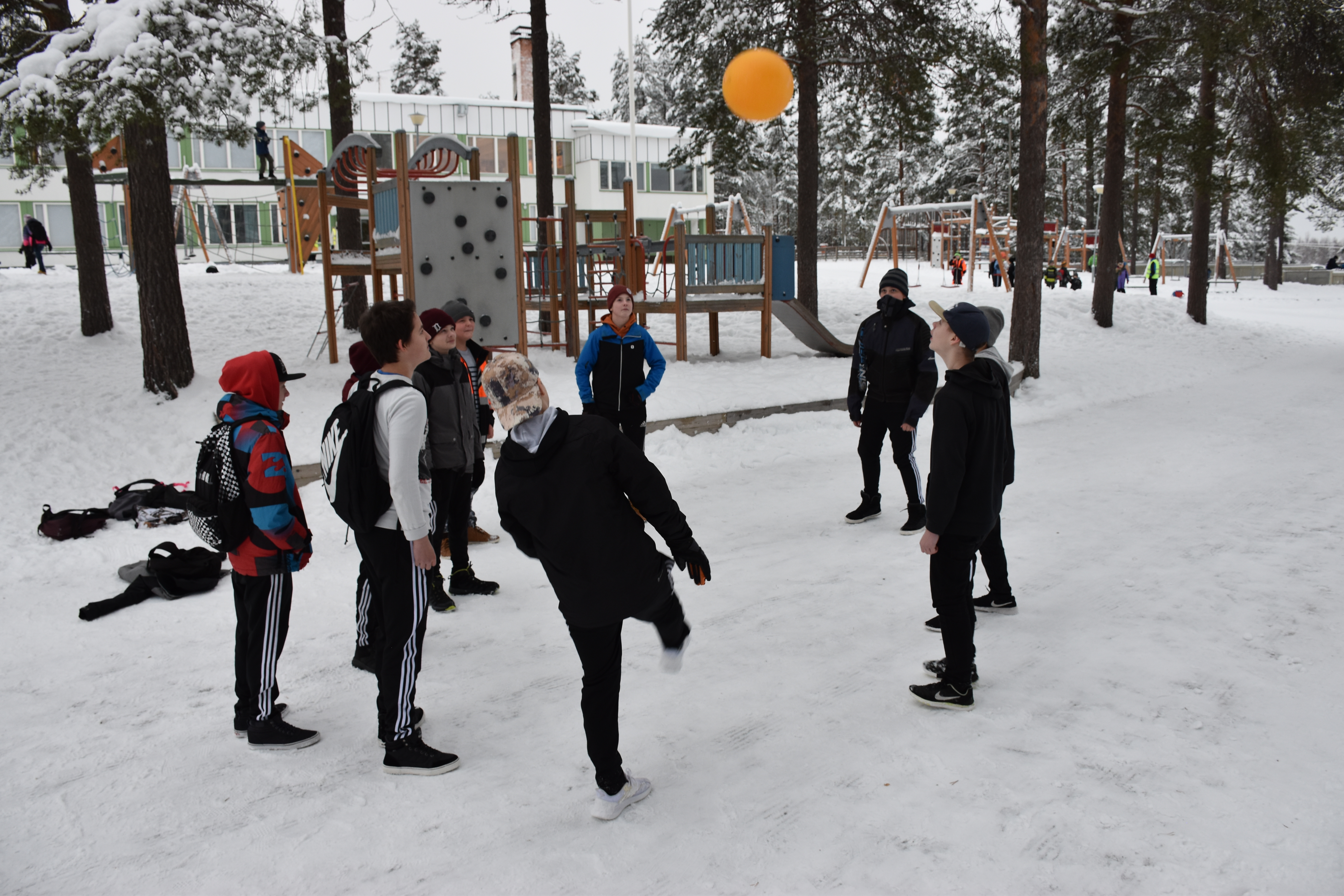 Posion peruskoulussa välitunnilla osa oppilaista käyttää ajan liikunnan harrastamiseen. Tässä on menossa pallopeli.