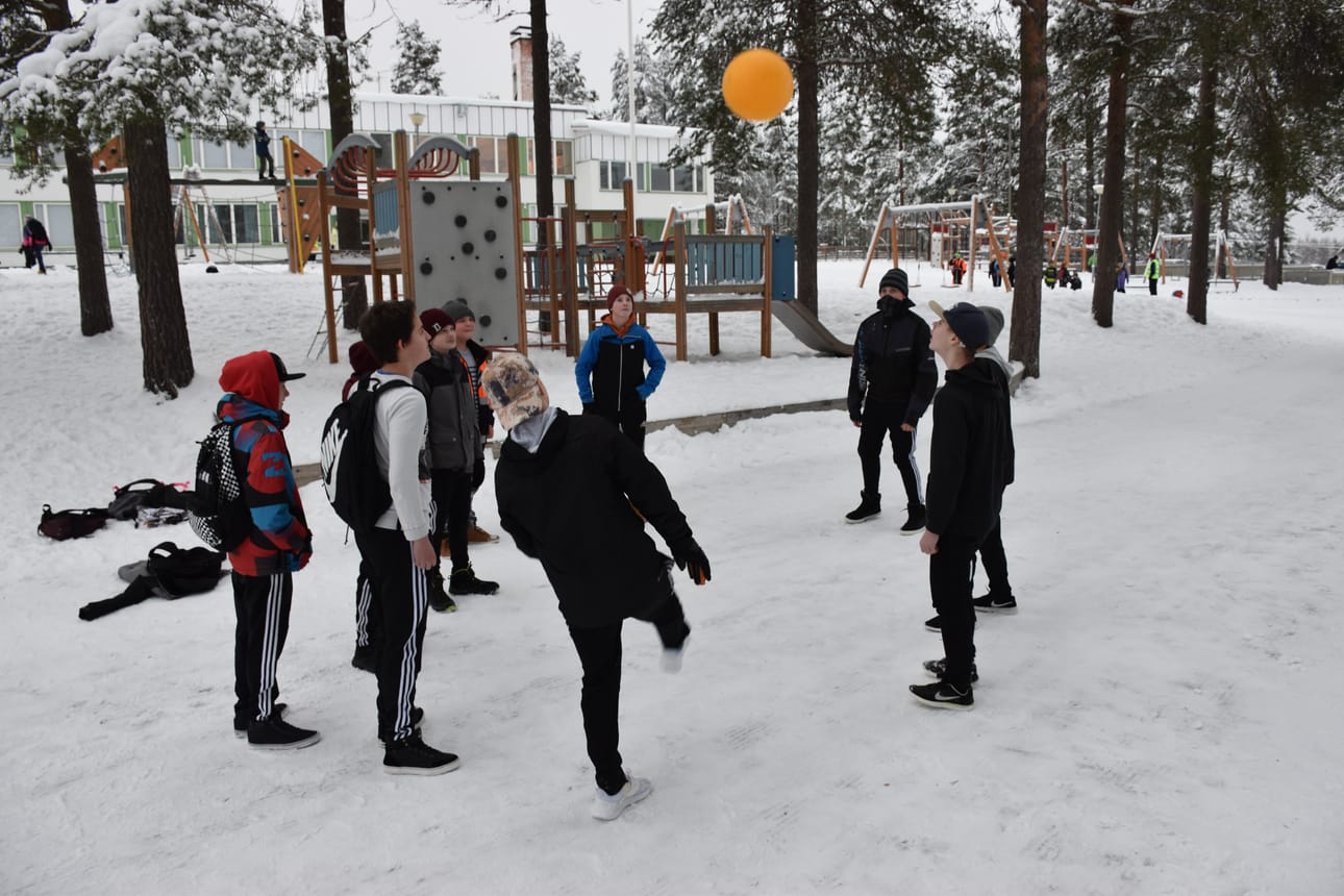 Posion peruskoulussa välitunnilla osa oppilaista käyttää ajan liikunnan harrastamiseen. Tässä on menossa pallopeli.