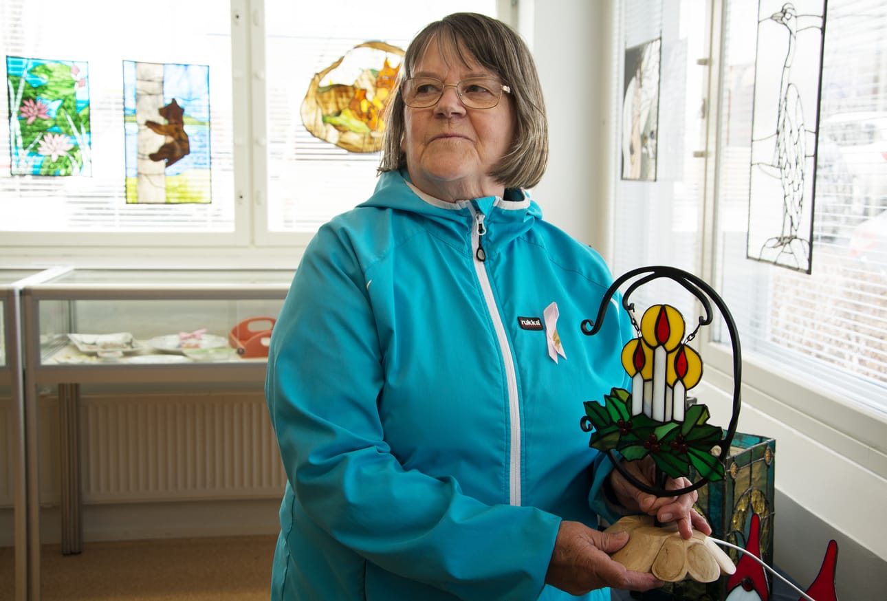 Eija Tapanimäki esitteli tiffanylasitekniikalla tekemäänsä valaisinta.