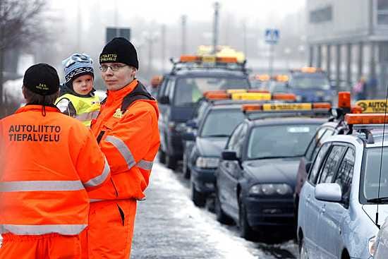 Tiepalvelumies Marko Laine ja poikansa Joona Laine osallistuivat operaatio Lumihiutaleen yhteislähtöön lauantaina.