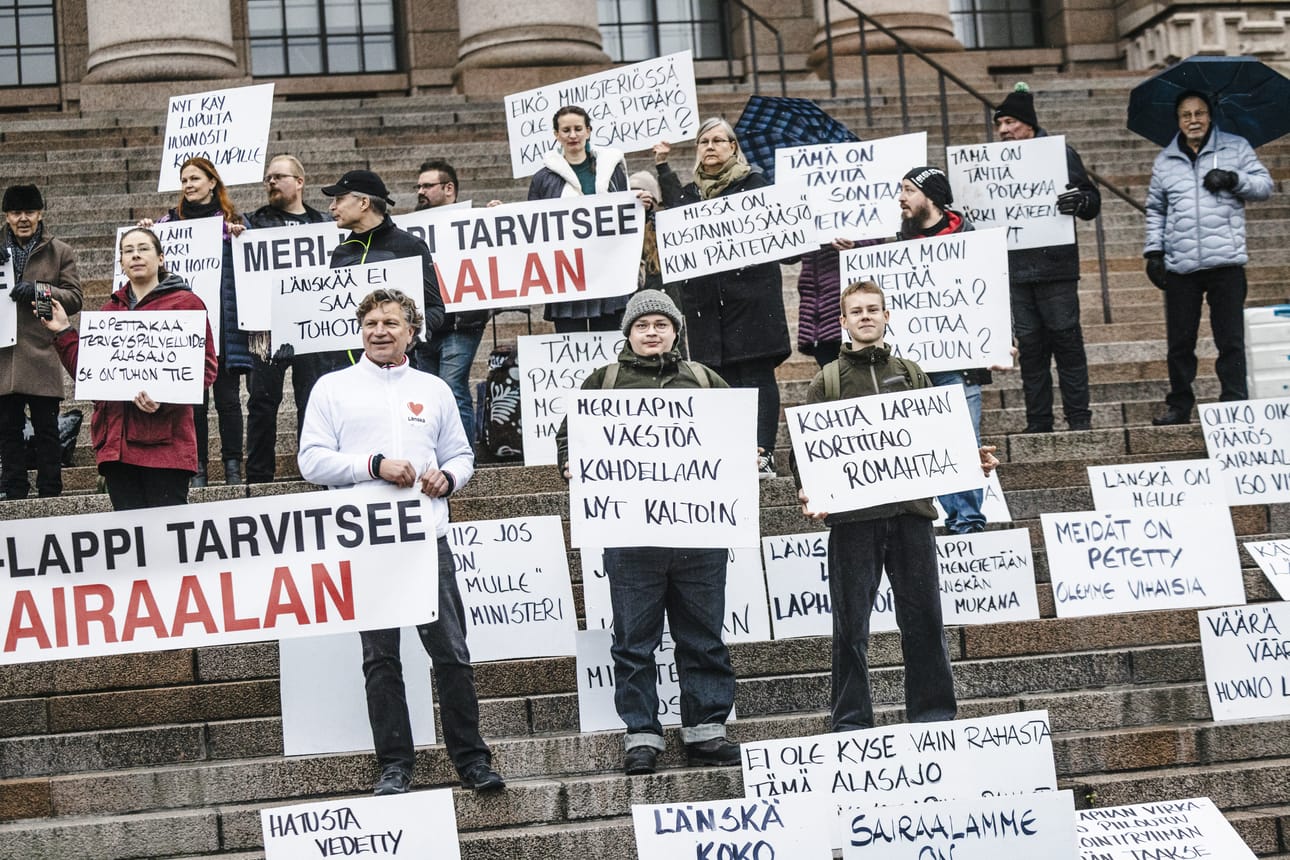 Joukko merilappilaisia osoitti marraskuun alussa mieltä Länsi-Pohjan sairaalan palveluheikennyksiä vastaan Eduskuntatalon portailla.