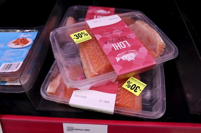 Viimeinen myyntipäivä lähenee. Ale-tarra on keino taistella hävikkiä vastaan. Kuva: Sinikka Välikoski