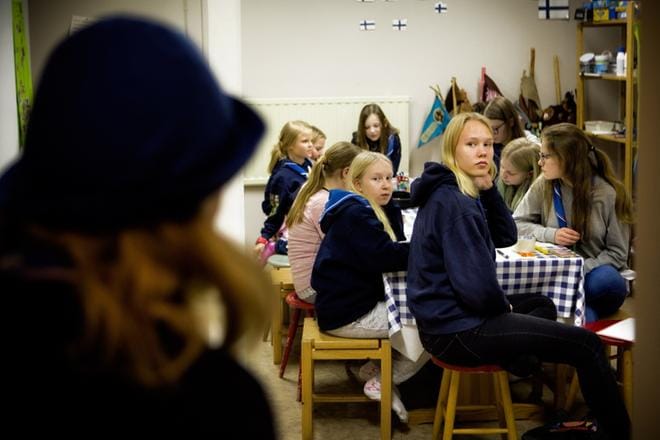 Vartionjohtaja Fiina Björklöv antoi tehtäväksi piirtää, mikä on partiossa mukavinta. Osa seikkailijoista osallistuu 100-vuotisjuhlien muotinäytökseen. KUVAT: EETU SILLANPÄÄ