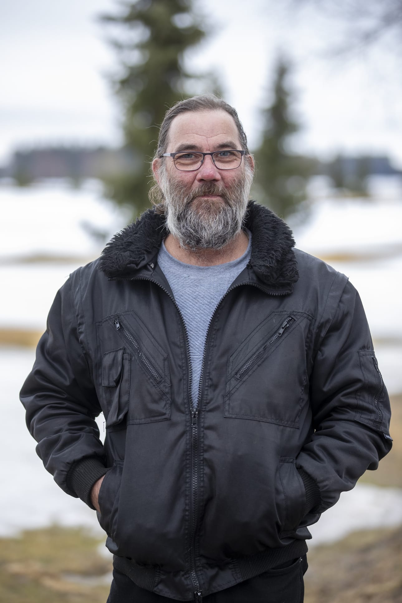Timo Veikko Mäkisen mielestä kaimojen olemassa olo on pelkästään positiivinen asia, sillä se on aiheuttanut monia hauskoja sattumuksia. Perheessä on totuttu täyskaimoihin, sillä Anne-vaimolla on täyskaima samalla kylällä.