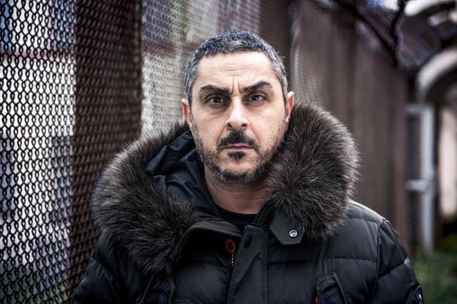 Arman Alizadin juontamassa ohjelmassa käsitellään perhetragedioita, alamaailman välienselvittelyä, lähisuhdeväkivaltaa ja intohimorikoksia. KUVA: Saku Tiainen