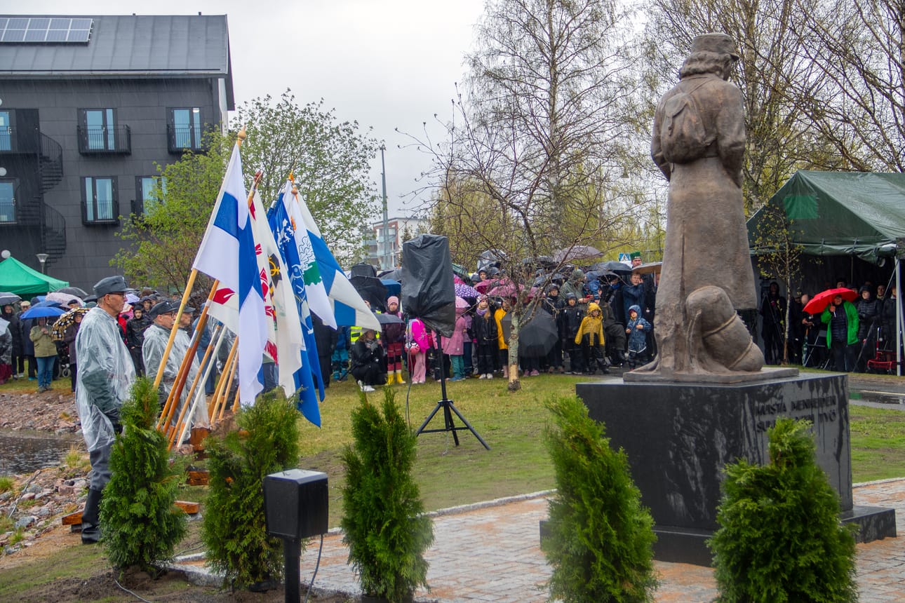 Lottapatsaan paljastustilaisuus keräsi Limingan keskuspuistoon juhlaväkeä.