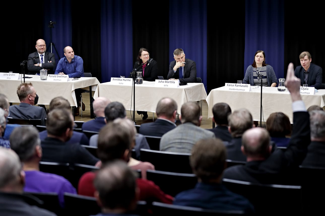 Keskustelutilaisuus maatalouden kannattavuuskriisin ratkaisemiseksi keräsi yleisöä Lapuan Alajoki-saliin paitsi pohjalaismaakunnista niin myös esimerkiksi Savosta ja Uudeltamaalta. Paneeli koostui teollisuuden edustajista ja viljelijöistä.