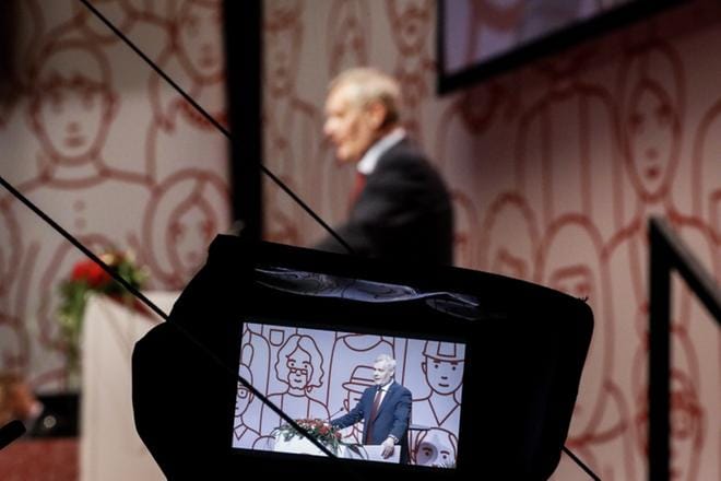 Jos Antti Rinne pääsee joskus muodostamaan hallitusta, hän ottaa siihen enemmän ministereitä kuin 14, joka on Juha Sipilän (kesk.) hallituksen ministerimäärä. Kuva: Joel Maisalmi
