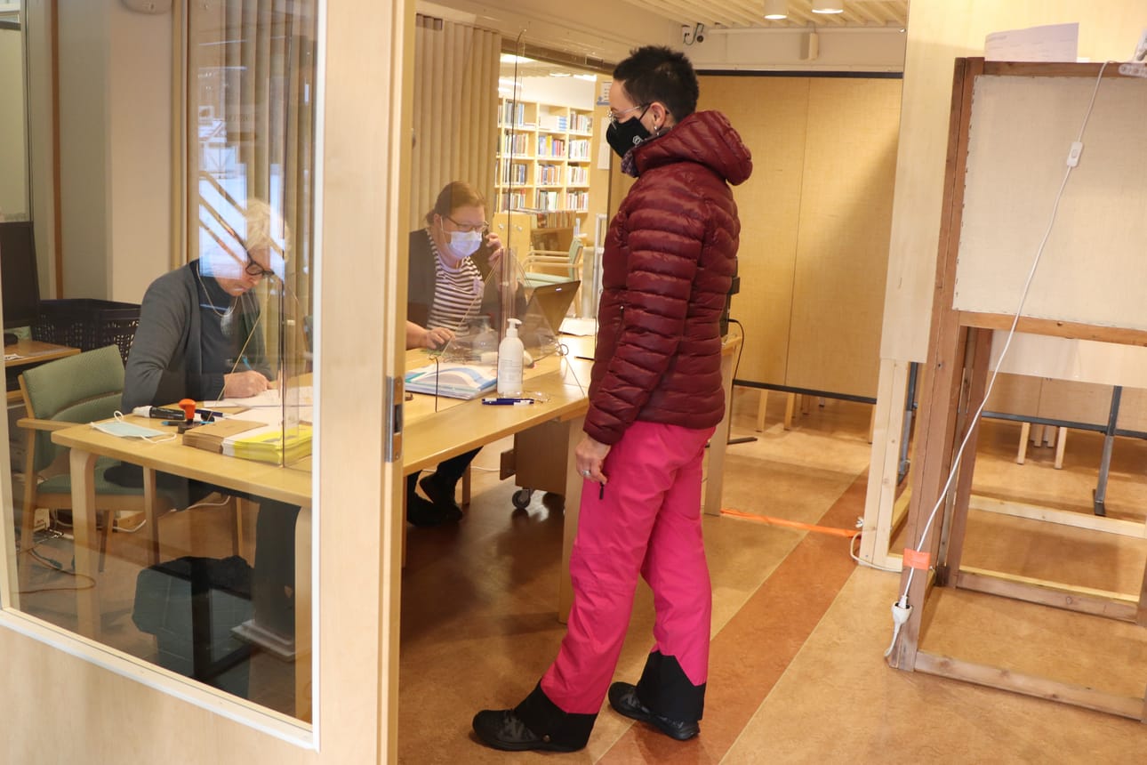 Teija Toimela ehätti ensimmäisenä äänestämään Siikajoen Komppalinnassa toisena ennakkoäänestyspäivänä. Arja Ketola (vas.) ja Katja Jäppinen vaalitoimitsijoina.