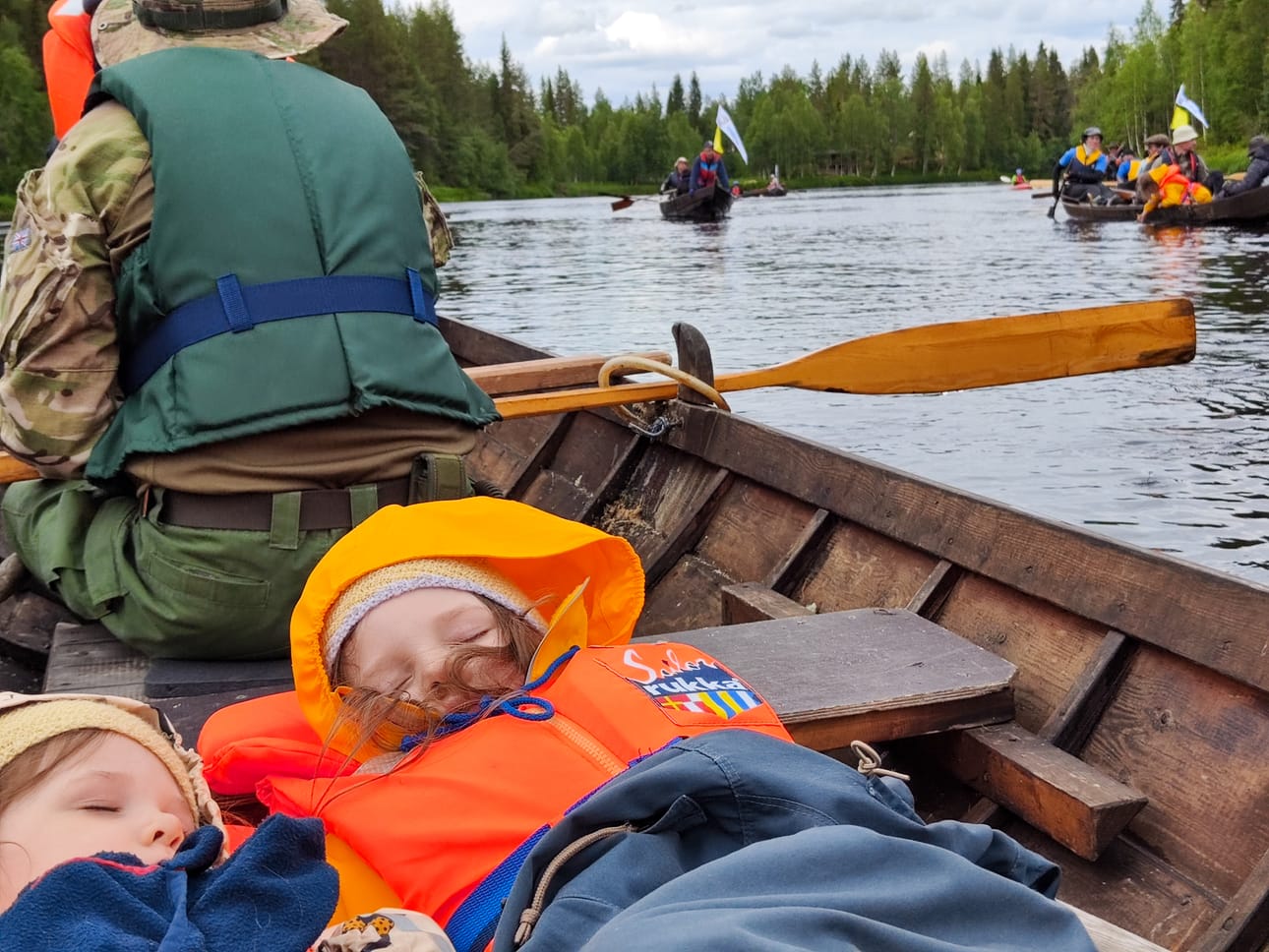 Väsyneet matkalaiset. Iijokisoutu ei ole kilpailu, vaan joella liikutaan sopivan tiiviissä veneletkassa.