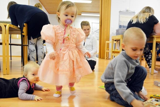 4-vuotias Veikka ja 1,5-vuotias Jasmine viihtyivät hyvin perjantaina Aseman perhekerhossa. KUVA: MIINA HAKALA