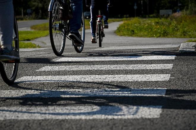 Kaupunkiympäristölautakunnan hyväksymä kävelyn ja pyöräliikenteen edistämisohjelma lisäisi toteutuessaan merkittävästi kevyen liikenteen investointien osuutta. Arkistokuva.