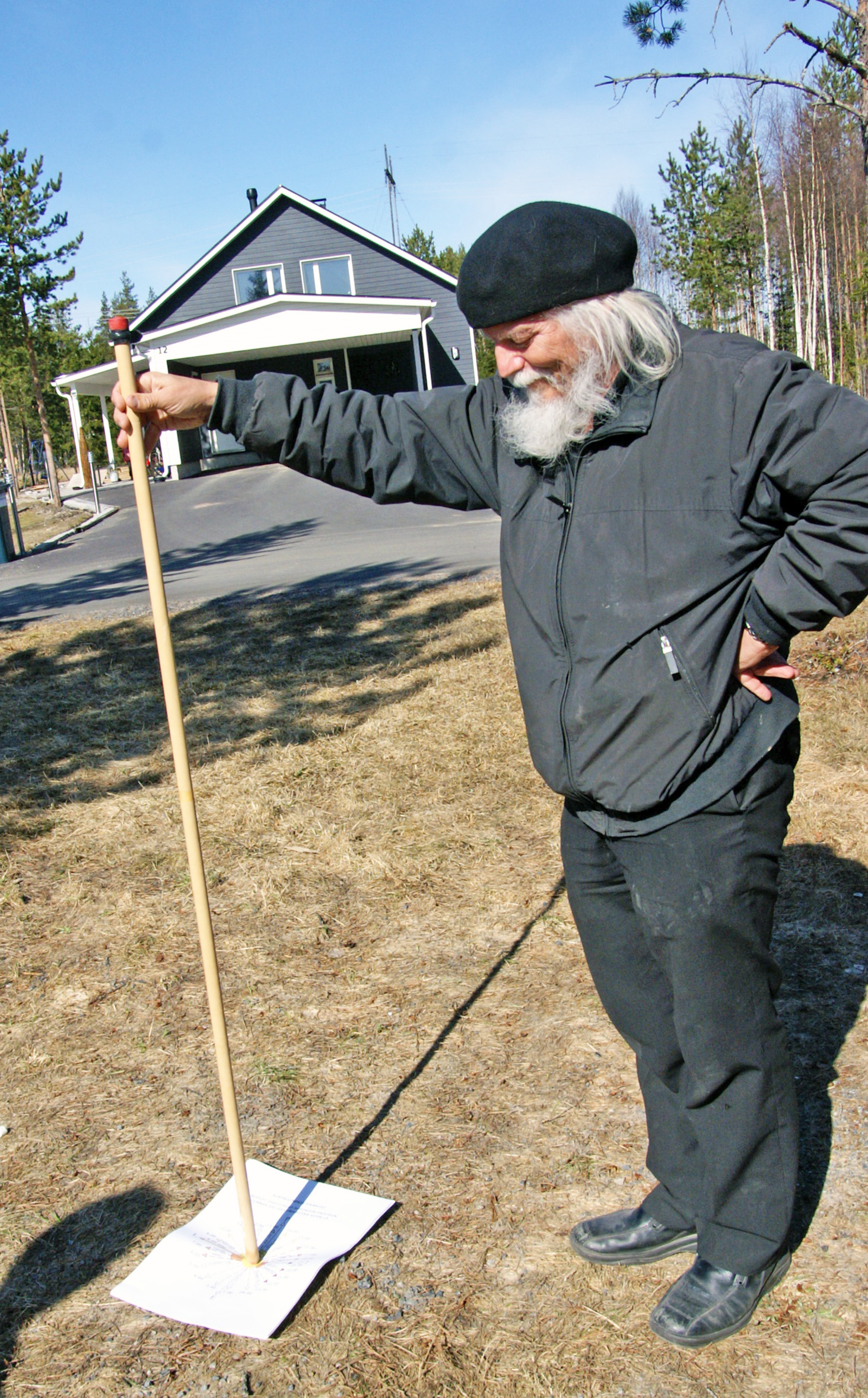 Kempeleläisen arkkitehtitoimisto Arkadin havainnekuva alueesta kertoo aurinkokellon toimintaperiaatteesta. Keskellä oleva lipputanko muodostaa varjon oikeaan kellonaikaan.