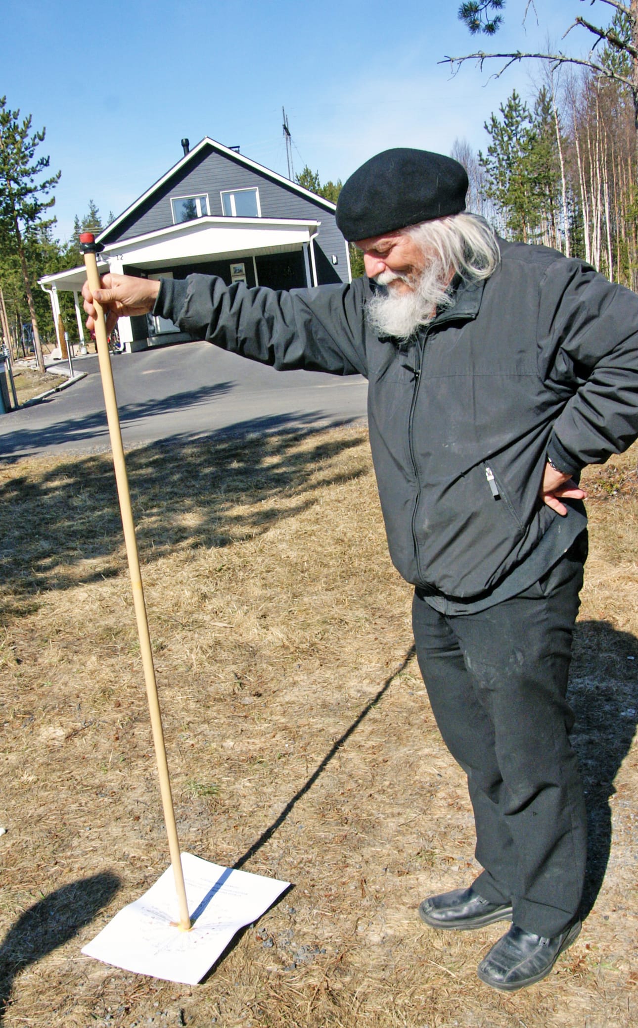Kempeleläisen arkkitehtitoimisto Arkadin havainnekuva alueesta kertoo aurinkokellon toimintaperiaatteesta. Keskellä oleva lipputanko muodostaa varjon oikeaan kellonaikaan.