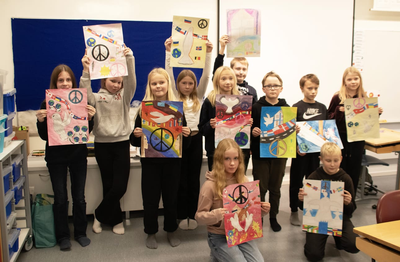 Pentti Haanpään koulun 5.-6.-luokan oppilaat ottivat vastaan Lions Club Pulkkila-Piippolan antaman taidehaasteen Rauhanjulisteen tekemisestä. Kaikki oppilaat tekivät oman taideteoksen.