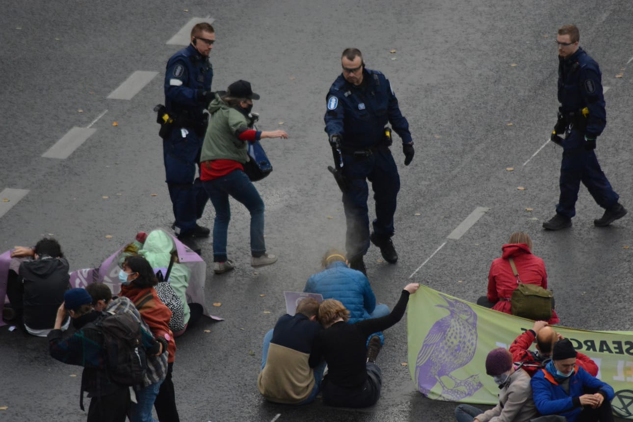 Elokapina-protestissa Helsingissä poliisi sumuttaa mielenosoittajia Unioninkadun ja Kaisaniemenkadun kulmassa.