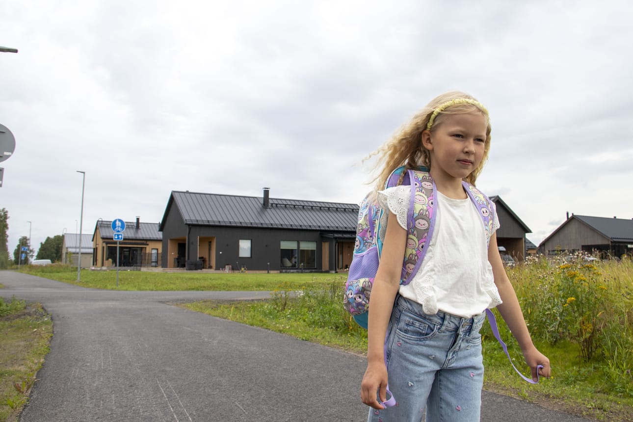 Tähkälässä asuva ekaluokkalainen Elea Kujala osaa jo reitin kouluun, sillä matka on tuttu esikoulusta. Jatkossa hän aikoo kulkea kouluun yhtä matkaa kavereiden kanssa.