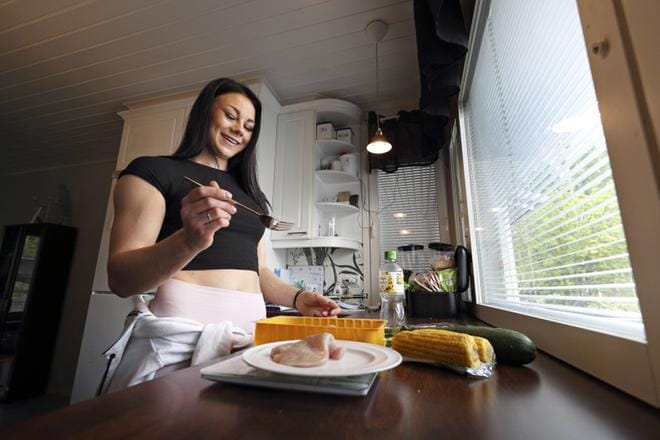 Iida Ali-Rantala valmistautuu bikini fitnessin SM-kisoihin, jotka ovat lokakuussa. Juhannuksen hän viettää urheillen sekä kotona ystävien kanssa grillaten ja saunoen.