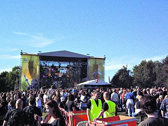 Festariliput kannattaa vaihtaa etukäteen rannekkeisiin.