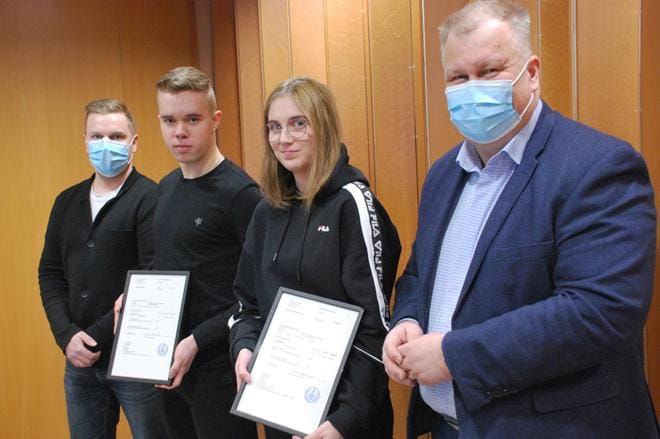 Niko Ämmälä ja Hanna-Kaisa Hirvijärvi saivat raamitetut todistukset yliopistokurssikokonaisuuden suorittamisesta rehtori Jari Helanderilta ja lehtori Tero Alakurtilta. KUVA: EEVA-LIISA KULJU