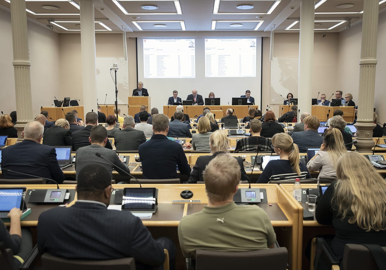 Oulun kaupunginvaltuuston kokouksessa puitiin maanantaina perusteellisesti ensi vuoden budjettia, josta lopullinen päätös tehdään viikon päästä.