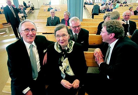 Salla Korsulaista (vas.), Jenni Ruusuvuorta ja Sofia Hentilää kiinnosti SRK:n 100-vuotisjuhlassa keskusjärjestön historia.