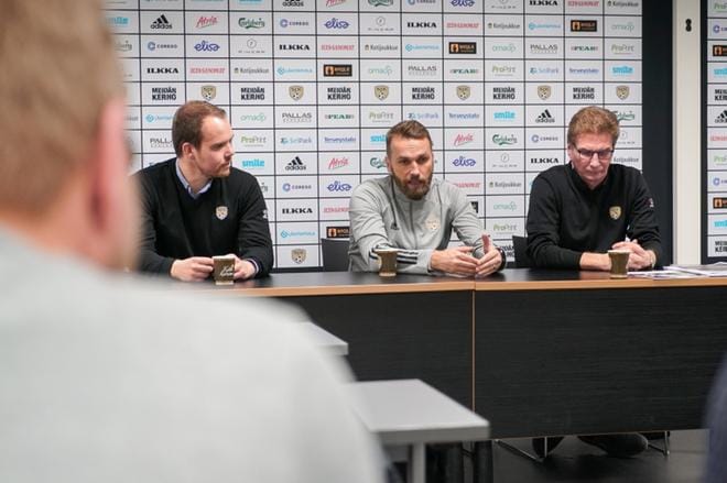 Sami-Petteri Kivimäki (vas.), Jani Honkavaara ja Hannu Huilla luottavat SJK:n pelaajapolkuun. Kuva: SJK