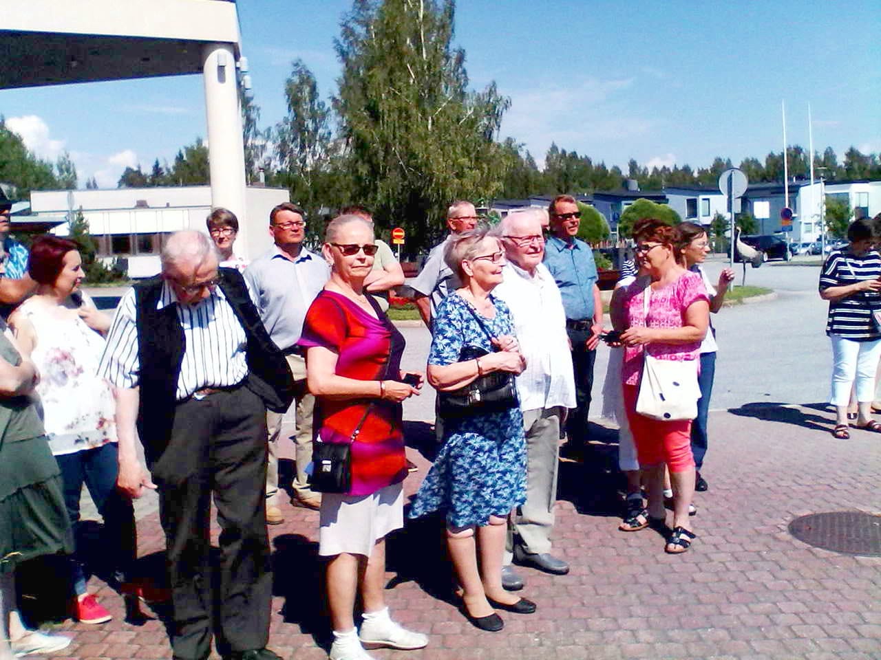 Karvosia sukutapaamisen aikana avajaisissa sukuseuran lipunnoston aikana.