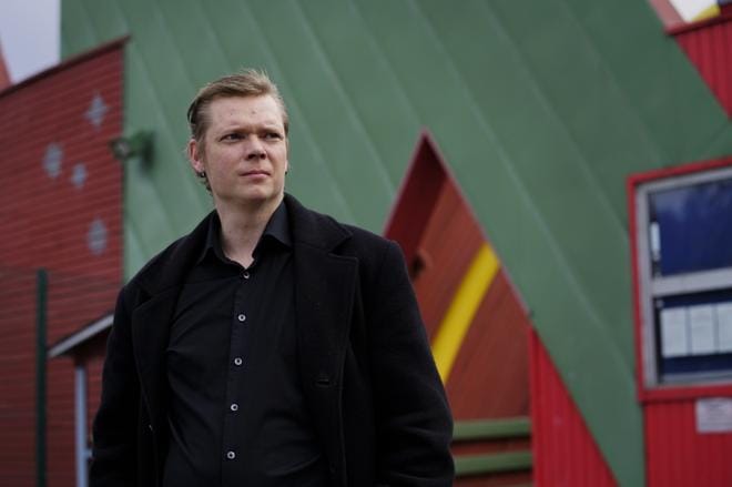 Toimitusjohtaja Tommi Kypärä tietää, että yli viiden hehtaarin puistossa riittää rutkasti tekemistä. KUVA: SAMPPA TOIVONEN