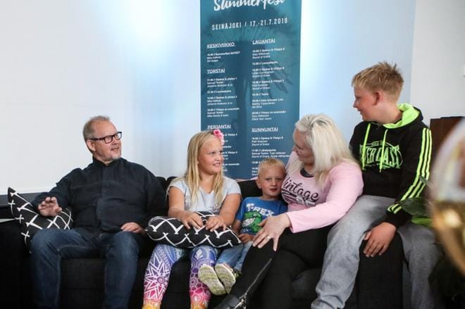 Johtava pastori Markku Tuppurainen, lapsityöntekijä Sari Pitkämäki ja hänen lapsensa Aada, Benjamin ja Luka. KUVA: ANNA-PIA AHOLA