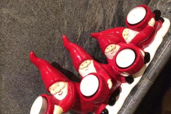 Iloiset tontut adventtikynttelikössä tuovat Hännisen perheeseen joulunodotuksen tunnelmaa. KUVA: ANNE HÄNNINEN