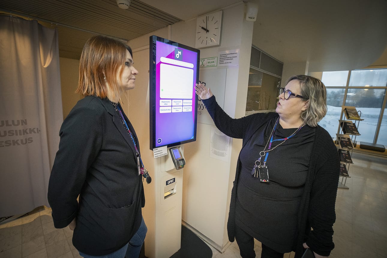 Madetojan salin ja Pohjankartanon salin tapahtumiin voi nyt ostaa liput automaatista, joka löytyy Musiikkikeskuksen aulasta. Automaatin lisäksi liput voi hankkia netistäkin. Musiikkikeskus on koko maassa ensimmäinen tapahtumatalo, joka on ottanut Lippu.fi:n automaatin käyttöön, kertovat tapahtumakoordinaattori Sandy Kantola ja myyntivastaava Virpi Länkelä.