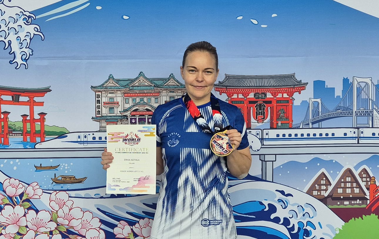 Erika Ketola on maailman paras kädenvääntäjä vasemmalla kädellään. Kisat järjestettiin tänä vuonna Japanissa Tsuchiurassa.