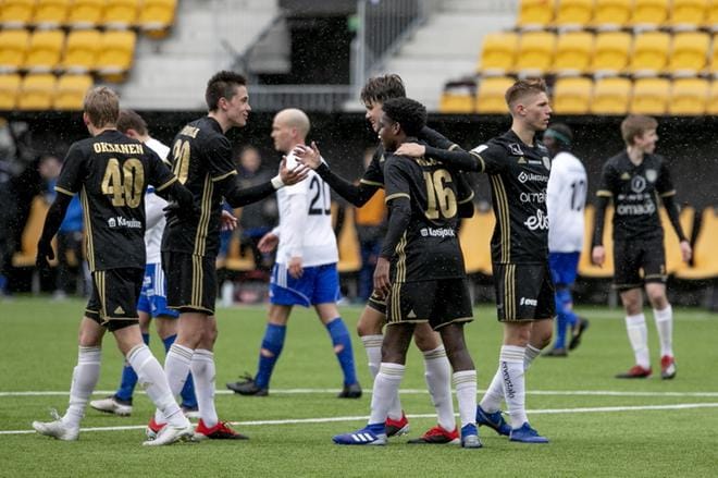 SJK Akatemia on saanut riemuita Kakkosen kahdessa ensimmäisessä ottelussaan jo kahdeksaa maalia. Tässä iloitaan yhtä kotiavauksen osumaa lauantaina. KUVAT: JAAKKO ELENIUS