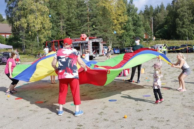 Tupenkylässä järjestettiin ennen koulun alkua lasten lomajuhlat. KUVAT: HENNA NEVALA