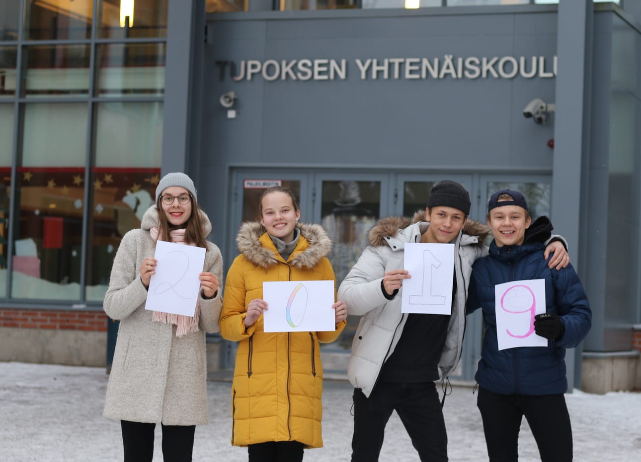 Hyvää uutisvuotta, toivovat Tupoksen pressiklubilaiset Iiris Jurmu (vasemmalla), Lotta Paananen, Akseli Paananen ja Juhani Luhtavaara. Kuvasta puuttuu Lotta Ylimartimo, joka ei päässyt osallistumaan viimeisimpään Pressiklubin istuntoon.