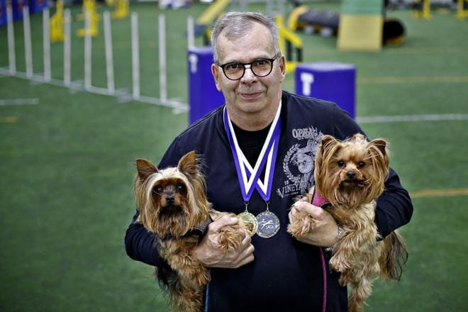 Mitaleja tuli, kun Lakeuden agilityurheilijoiden Heikki Kallio ja Urho ja Olga kisasivat Tampereella agilityn SM-kisoissa. KUVAT: TOMI KOSONEN