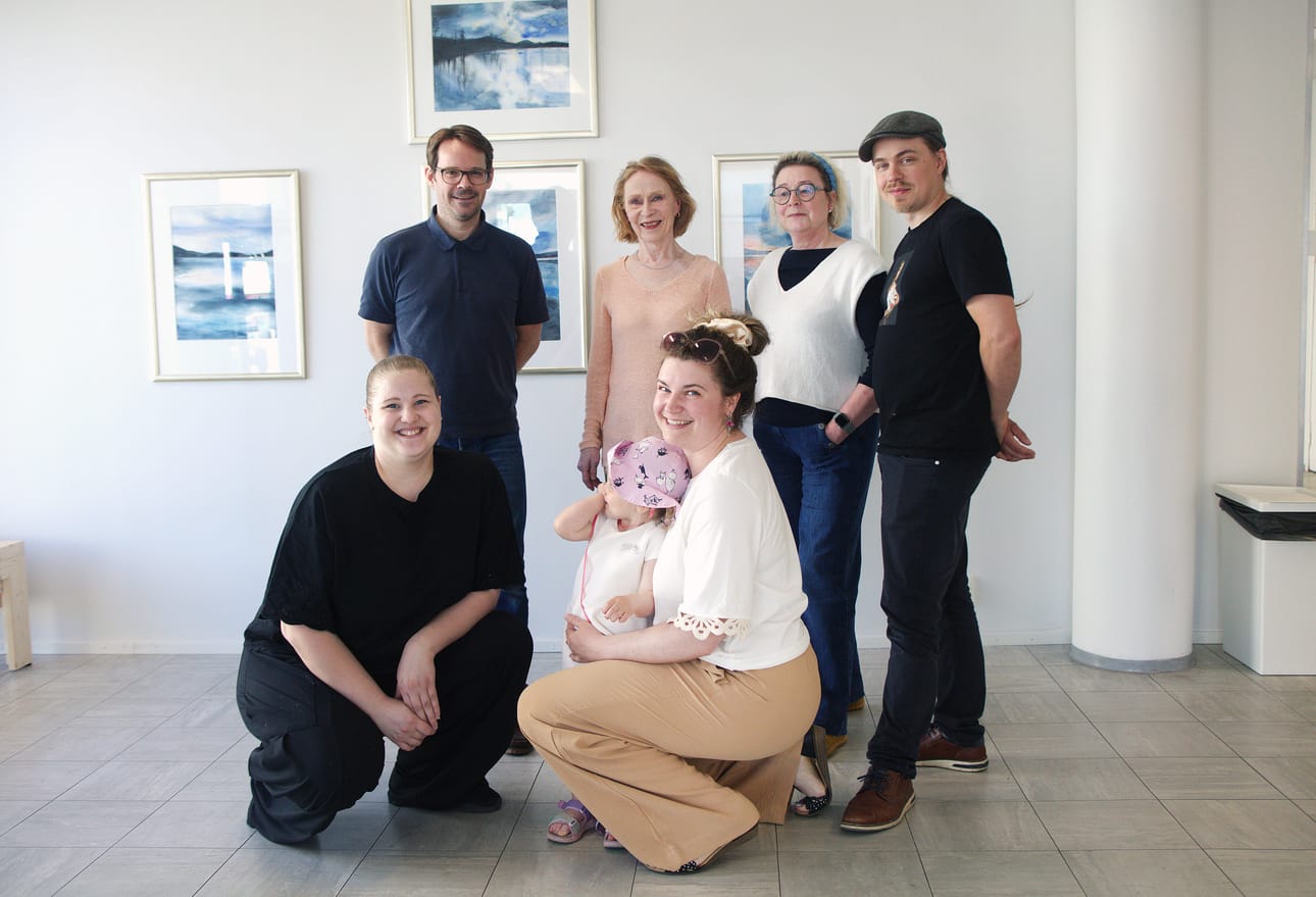 Klassinen pianisti Gabriel E. Arnold (vas. ylh.) esiintyi Meän Kulmassa kesäkuussa. Hänen vieressään kuvataiteilija Leena A-L Heinonen, yhdistyksen perustajajäsen Marjo Pitko ja pianonvirittäjä Elias Marjanen. Alhaalla yhdistyksen puheenjohtaja Iines Jakovlev ja perustajajäsen Inga Eunmann sylissään tytär Lilja.