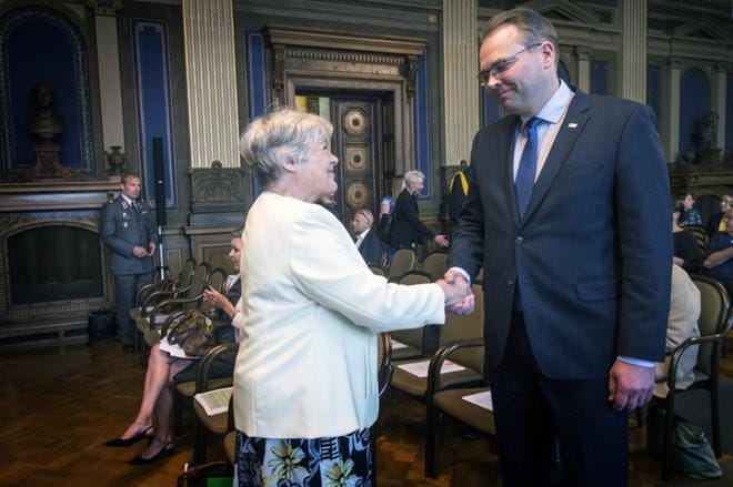 Viime vuonna julkaistiin Elisabeth Rehnin Bank of Ideas -ajatushautomon selvitys kansalaispalveluksesta. Säätytalolla järjestetyssä seminaarissa puolustusministeri Jussi Niinistö (sin.) sanoi, että yleistä asevelvollisuutta ei saa romuttaa. Selvityksen jälkimainingeissa on nyt tehty kysely eri hallinnonaloille siitä, mitä kansalaispalvelu voisi olla, mutta laihoin tuloksin. KUVA: Kimmo Penttinen/arkisto