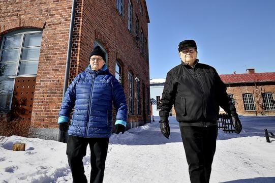 Kalle Vuorenmaa (vas.) oli valittu Lapuan patruunatehtaan työsuojeluvaltuutetuksi vain vähän ennen kuin tehtaalla räjähti. Lapuan sosiaalijohtajana toimi Oiva Yli-Mannila.