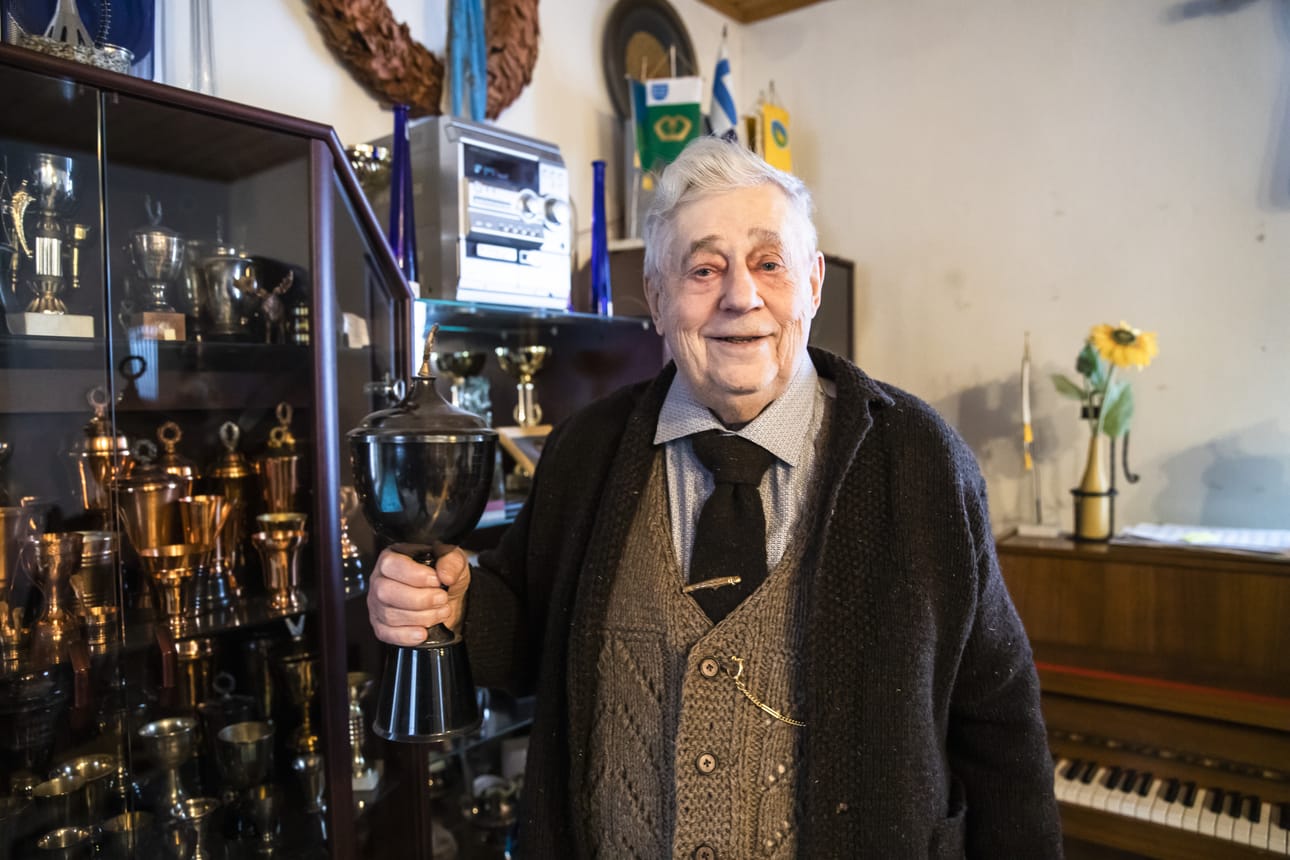 Autourheilukilpailuista tulleita palkintoja on kertynyt Pekkalan perheeseen melkoinen kokoelma. Eino Pekkala pitelee käsissään pokaalia, jonka hän itse voitti Bembölen karting-radan avajaiskisassa Espoossa vuonna 1967. Pokaalin lisäsi palkintona oli tuolloin pusu vuoden 1965 Miss Suomelta Virpi Miettiseltä.